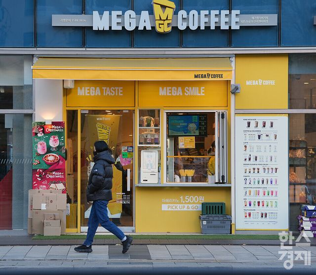 주요 외식 프랜차이즈들이 줄줄이 가격을 올리면서 외식 물가 부담이 커지고 있다. 사진은 메가MGC커피 매장. / 사진=한스경제 DB.