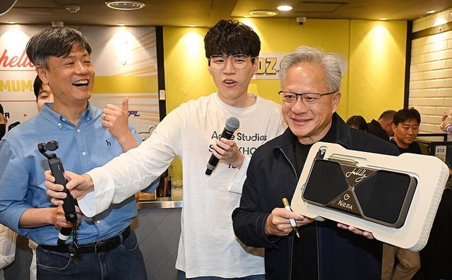 젠슨 황 엔비디아 최고경영자(CEO)가 7일 서울 강남구의 한 PC방에서 열린 크래프톤 행사에서 추첨을 통해 뽑힌 한 유저에게 선물할 최신 그래픽카드에 사인하고 있다. 2026.6.7/연합뉴스