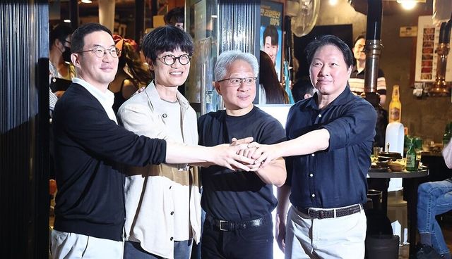 젠슨 황 엔비디아 최고경영자(CEO)가 5일 서울 마포구 홍대 인근 삼겹살 음식점 '형님 저요'에서 최태원 SK그룹 회장, 구광모 LG그룹 회장, 이해진 네이버 의장과 이른바 '삼소(삼겹살·소주) 회동’을 하며 포즈를 취하고 있다. 2026.6.5 mon@yna.co.kr