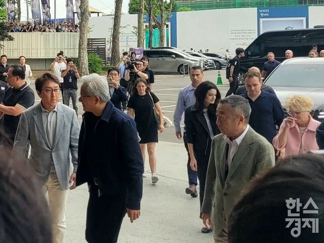 젠슨 황(왼쪽) CEO가 7일 서울 잠실구장에 도착해 이동하고 있다. /신희재 기자