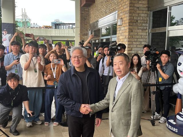 젠슨 황(왼쪽) 엔비디아 CEO와 박정원 두산그룹 회장이 7일 서울 잠실구장에서 만나 악수하고 있다. /공동취재단