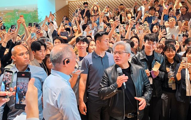 8일 현대차그룹 사옥 중앙에 마련된 계단형 광장 '아고라'에서 젠슨 황 엔비디아 CEO(우측)가 현대차그룹 임직원들을 대상으로 연설을 하고 있다./곽호준 기자