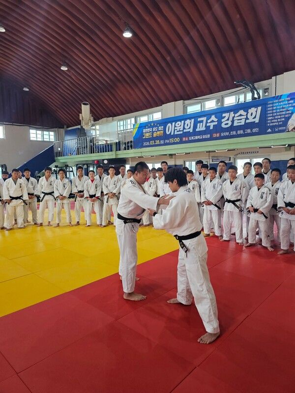 한국마사회 유도단이 경북 구미 도개중고교를 찾아 재능기부를 했다. /한국마사회 제공