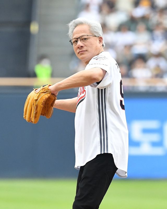 젠슨 황 CEO가 시구에 나서고 있다. /두산 베어스 제공
