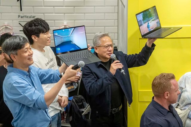 RTX 스파크를 소개하고 있는&nbsp;장병규 크래프톤 의장과 젠슨 황 CEO./크래프톤
