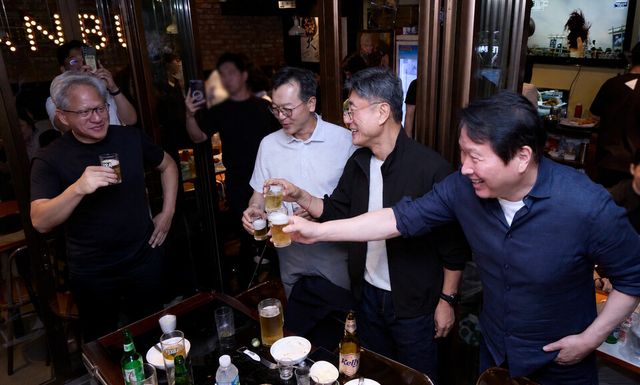 7일 저녁,&nbsp;서울 삼성동에 위치한 치킨집에서 최태원&nbsp;SK그룹 회장,&nbsp;젠슨 황(Jensen Huang)&nbsp;엔비디아&nbsp;CEO및 양사 경영진이 저녁식사를 하며 환담을 나눴다.&nbsp;사진 왼쪽부터 매디슨 황 엔비디아 수석 이사,&nbsp;니코 카프레즈 엔비디아 부사장,&nbsp;정석근&nbsp;SKT AI CIC장,&nbsp;곽노정&nbsp;SK&nbsp;하이닉스&nbsp;CEO,&nbsp;젠슨 황 엔비디아&nbsp;CEO,&nbsp;최태원&nbsp;SK그룹 회장,&nbsp;정재헌&nbsp;SKT CEO,&nbsp;김주선&nbsp;SK&nbsp;하이닉스&nbsp;AI Infra&nbsp;사장,&nbsp;제프 피셔 엔비디아 수석 부사장./SKT