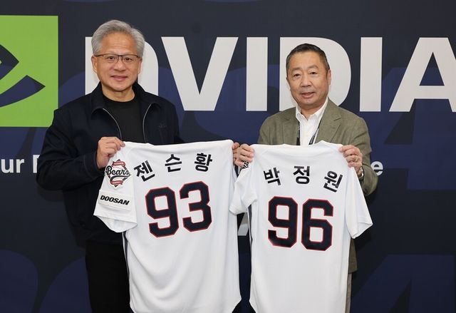 젠슨 황(왼쪽) CEO와&nbsp;박정원(왼쪽) 회장이 유니폼을 들고 기념 촬영하고 있다. /두산 베어스 제공