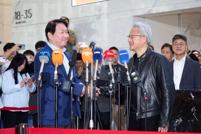 젠슨 황(Jensen Huang) 엔비디아 창업자 겸 CEO가 최태원SK그룹 회장과 만나&nbsp;글로벌&nbsp;AI&nbsp;팩토리 구축을 위한 차세대 메모리를 공동 개발하고 반도체 설계 및 제조를 가속화하는 장기 기술 파트너십을 강화한다./SK