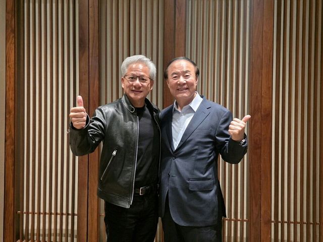 전영현 삼성전자 부회장과 젠슨 황 엔비디아 CEO가 함께 기념촬영을 하고 있다./삼성전자
