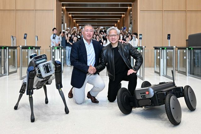 (왼쪽부터) 정의선 현대차그룹 회장과 젠슨 황 엔비디아 CEO가 현대차그룹 양재 본사에서 기념 촬영을 하고 있다./현대차그룹