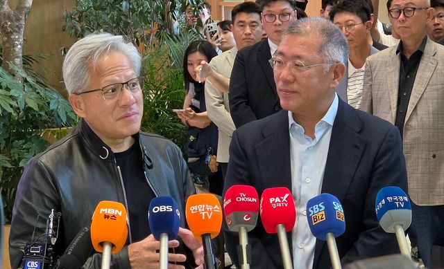 지난 8일 서울 양재동 현대차그룹 본사를 찾은 젠슨 황 엔비디아 최고경영자(CEO)가 정의선 현대차그룹 회장(우측)과 기자들의 질문에 대해 답변하고 있다./곽호준 기자