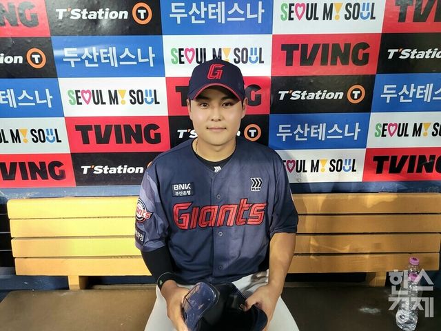 박재엽이 두산전 직후 더그아웃에서 취재진과 인터뷰한 후 촬영에 응하고 있다. /신희재 기자