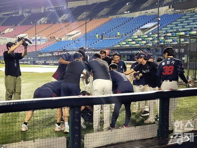 롯데 투수들이 이이무라에게 물 폭탄을 퍼부으며 첫 승을 축하하고 있다. /신희재 기자&nbsp;
