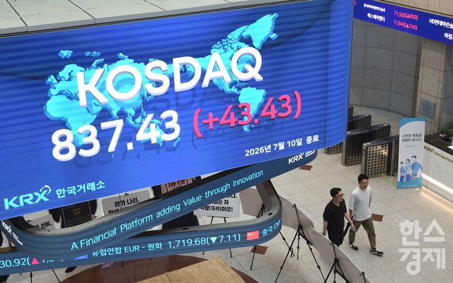 10일 오후 코스피가 전장 종가보다 184.03포인트(2.52%) 상승하며 7,475.94로, 코스닥은 43.43포인트(5.47%) 오른 837.43으로 거래를 마감한 가운데, 서울 여의도 한국거래소 전광판에 지수가 표시되고 있다. 서울외환시장에서 달러/원 환율은 직전 거래일 종가보다 4.7원 내린 1501.4원에 거래를 마감했다./ 이호형 기자 leemario@sporbiz.co.kr 2026.07.10