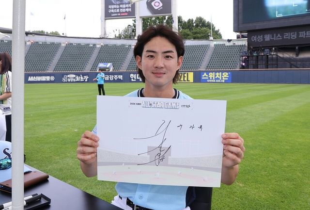 구자욱이 11일 서울 잠실구장에서 올스타전을 앞두고 팬 사인회에 나서고 있다. /KIA 타이거즈 제공