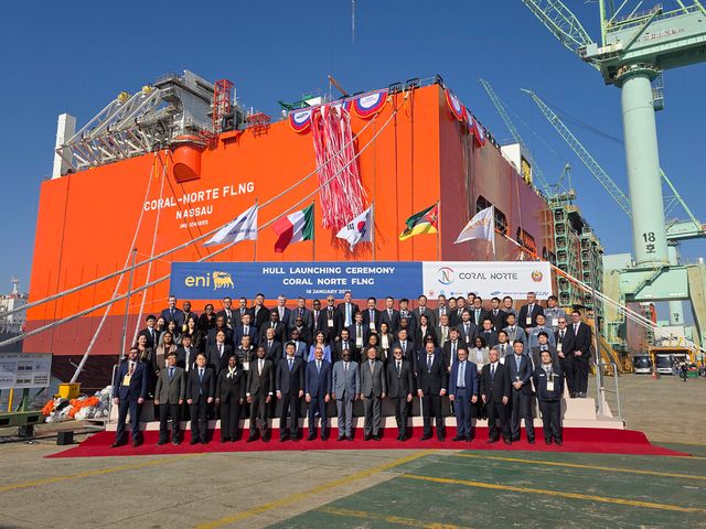 지난 1월 삼성중공업 거제조선소에서 열린 '코랄 노르트' FLNG 진수식에서 관계자들이 기념 촬영을 하고 있다./삼성중공업