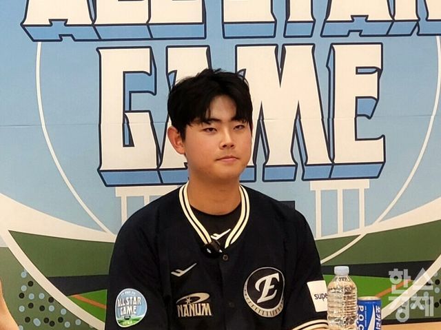 허인서가 11일 잠실구장에서 올스타전 MVP로 선정된 후 기자회견에 나서고 있다. /신희재 기자