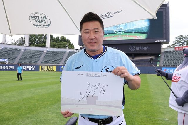 최형우가&nbsp;11일 서울 잠실구장에서 올스타전을 앞두고 팬 사인회에 나서고 있다. /삼성 라이온즈 제공