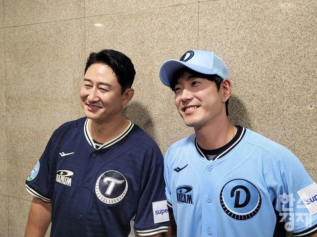 박용택(왼쪽)과 김재호가 10일 잠실구장에서 퓨처스 올스타전 시구를 마친 후 취재진과 만나 인터뷰하고 있다. /신희재 기자