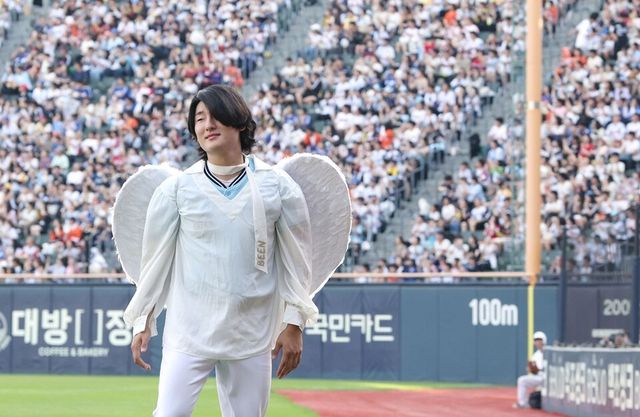 곽빈이 1회 초 선발 등판해 '니가 좋아' 퍼포먼스를 펼치고 있다. /두산 베어스 제공