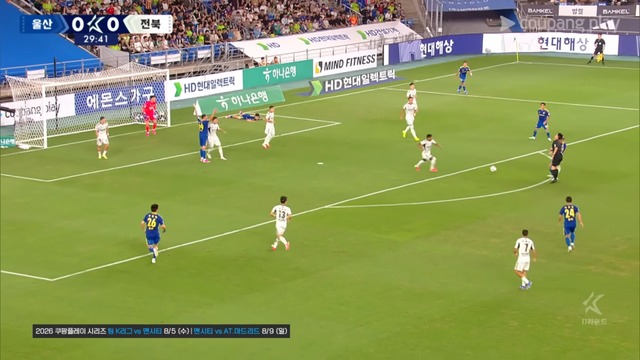 프로축구 K리그1(1부) 울산 HD 보야니치가 11일 울산문수축구경기장에서 열린 전북 현대전 전반 29분 김대용 주심과 동선이 겹쳐 충돌하고 있다. / 쿠팡플레이 중계 화면 갈무리