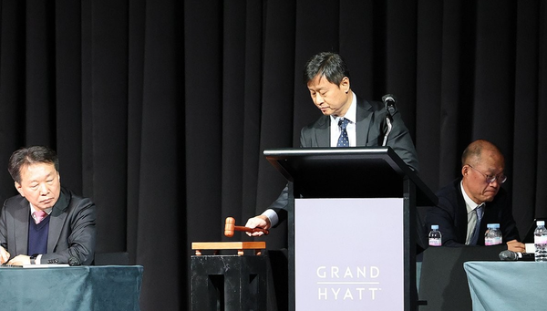 박기덕 고려아연 대표가 지난해 1월 23일 서울 용산구 그랜드 하얏트에서 열린 고려아연 임시주주총회에서 의사봉을 두드리고 있다./연합뉴스