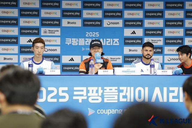 조현우(왼쪽부터), 김판곤 감독, 세징야가 2025 쿠팡플레이 시리즈를 앞두고 기자회견에 나서고 있다. /한국프로축구연맹 제공