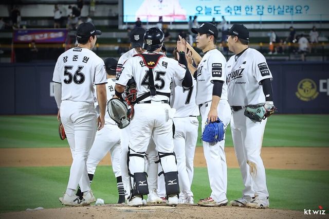 KT 선수단이 승리 후 마운드에 모여 기뻐하고 있다. /KT 위즈 제공