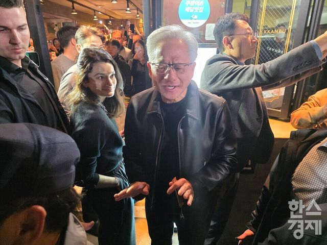 젠슨 황 엔비디아 CEO가 30일 오후 서울 강남구 한 치킨집에서 이재용 삼성전자 회장과 정의선 현대차그룹 회장과 함께 ‘치맥’(치킨+맥주) 회동을 연 가운데 입장전 치맥을 선택한 배경을 설명하고 있다. / 김근현 기자 khkim@sporbiz.co.kr 2025.10. 30.