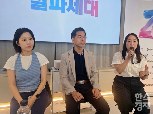 이신형 밀리의서재 팀장, 김진욱 마인드로직 대표, 유경원 아이지에이웍스 팀장(왼쪽부터)이 15일 열린 ‘데이터로 읽는 2026 상반기 트렌드 : 잘파세대(Zalpha)가 바꾸는 새로운 일상’&nbsp;세미나에서 질의에 응답하고 있다./김종효 기자