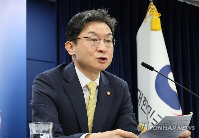 이억원 금융위원장이 가계부채를 관리하면서 청년과 무주탹자의 주거사다리 보호 방법을 찾겠다고 밝혔다. /연합뉴스