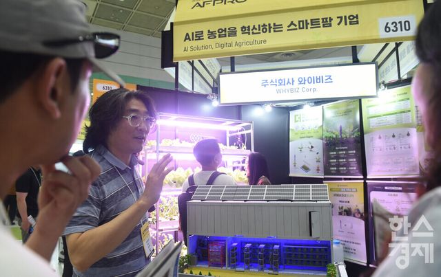 2026 농식품 테크 스타트업 창업박람회(AFRO 2026)가 15일 서울 강남구 코엑스 C홀에서 열린 가운데 방문객들이 와이비즈 부스서 AI로 작물을 재배하는 방법을 듣고 있다./ 이호형 기자 leemario@sporbiz.co.kr 2026.07.15