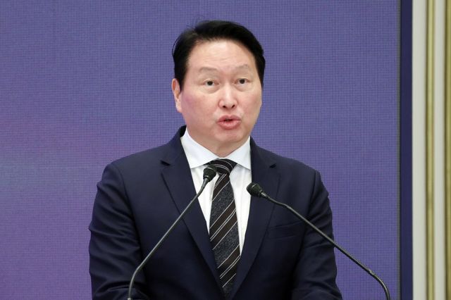 최태원 SK그룹회장이 29일 청와대에서 열린 ‘대한민국 대도약 3대 메가프로젝트 국민보고회’에서 발언하고 있다. /연합뉴스