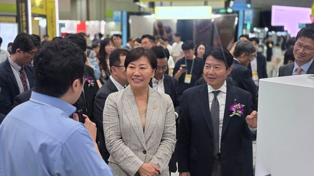 송미령 농림축산식품부 장관과 우희종 한국마사회 회장이 말산업 창업부스에 대해 설명을 듣고 있다. /한국마사회 제공