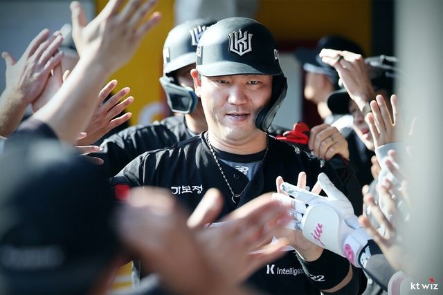 장성우가 더그아웃에서 동료들의 축하를 받고 있다. /KT 위즈 제공