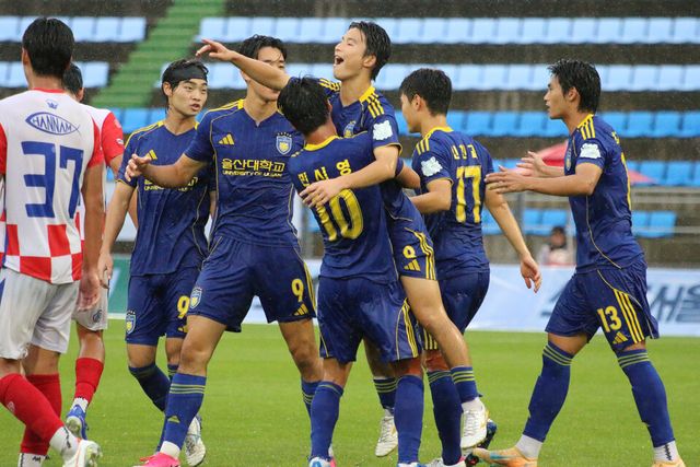 제62회 추계대학축구연맹전 태백산기 결승에서 연장 접전 끝 4-3으로 한남대를 꺾은 울산대. /한국대학축구연맹 제공