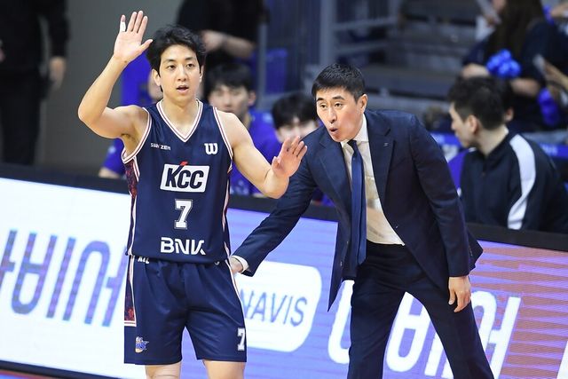이상민 부산 KCC 감독(오른쪽)이 팀 내 에이스 허훈을 격려하고 있다. /KBL 제공