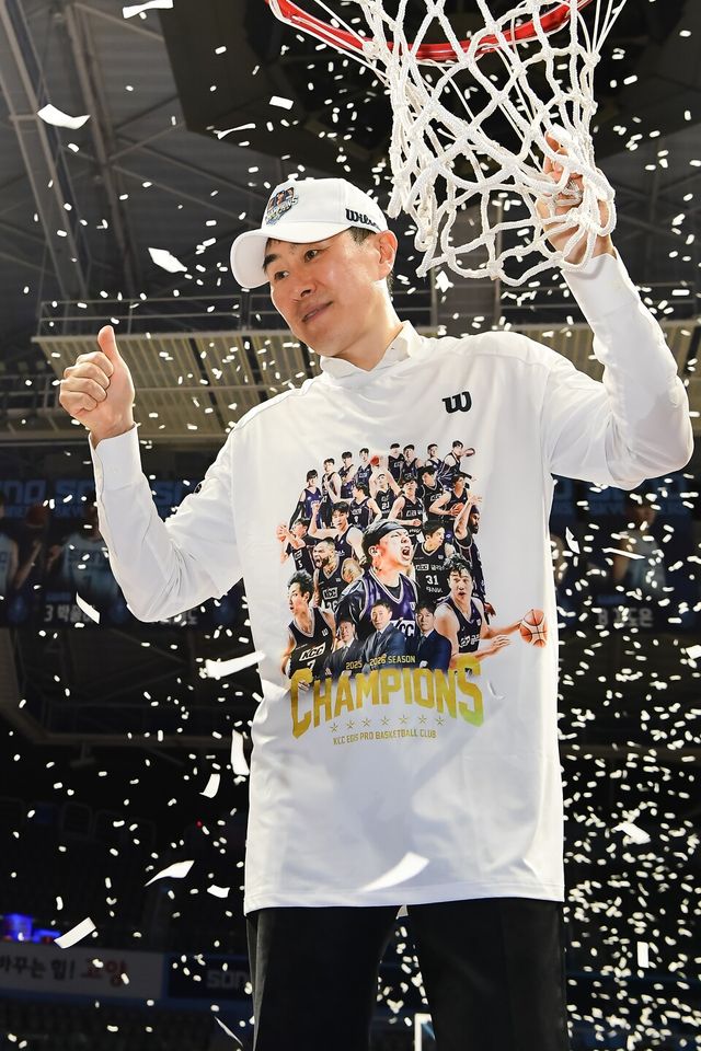 2025-2026시즌 프로농구 챔피언 결정전 우승 세리머니를 하고 있는 이상민 부산 KCC 감독. /KBL 제공