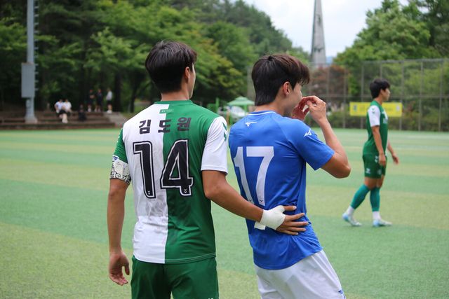 2일 건국대(왼쪽)과 연세대의 2조 1차전 경기 장면. /한국대학축구연맹 제공