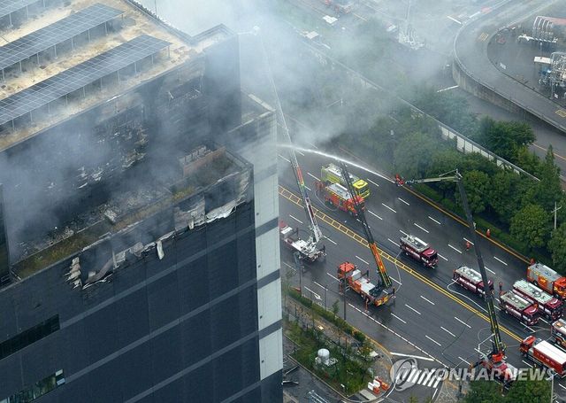 20일 사흘째 화재가 이어지고 있는 인천 서해구 석남동 쿠팡 물류센터에 진화 작업이 진행되고 있다. /연합뉴스