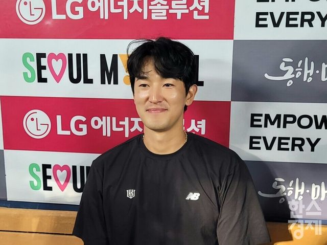 고영표가 19일 서울 잠실구장에서 경기 후 취재진을 만나 인터뷰하고 있다. /신희재 기자