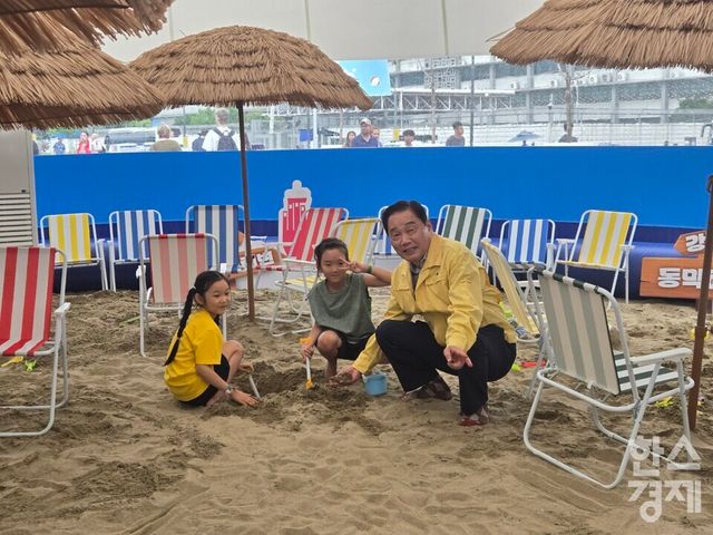 길기연 서울관광재단 대표이사(오른쪽)와 어린이들이 20일 개장한 2026 서울썸머비치 플레이웨이브 존 샌드 아지트에서 모래놀이를 하고 있다. /박종민 기자
