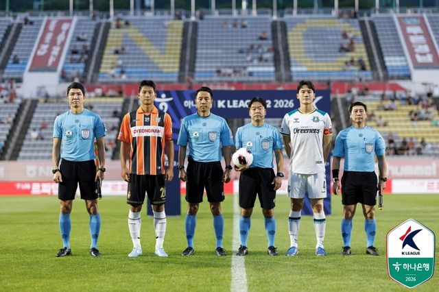19일 창원축구센터에서 열린 하나은행 K리그2(2부) 2026 18라운드에서 모두 흰색 스타킹을 착용한&nbsp;경남FC와 안산 그리너스. /한국프로축구연맹 제공