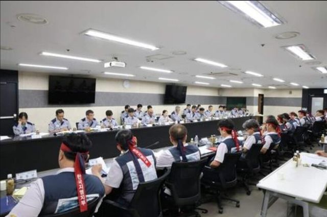 한국GM 노사가 임단협 교섭을 하고 있다./전국금속노동조합 한국GM지부