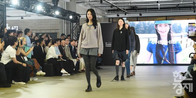 한국패션산업협회가 22일 서울 강남구 코엑스 더 플라츠에서 국내 최대 규모의 B2B 패션 수주 전시회인 'K-패션 커넥트'을 연 가운데 모델들이 참가 브랜드 의상을 입고 패션쇼를 펼치고 있다./ 이호형 기자 leemario@sporbiz.co.kr 2026.07.22