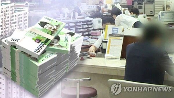 정부가 지난해부터 주택담보대출을 포함한 가계대출 총량 규제를 이어가고 있는 가운데 정작 정부 통제하에 있는 공공기관에선 한도와 금리 지침을 위반해 사내대출을 실행한 것으로 나타났다. /연합뉴스