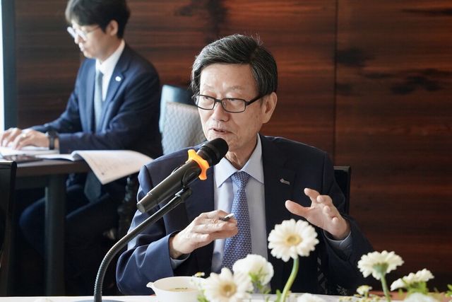 한국무역협회가 22일 부산 롯데호텔에서 개최한 부울경 수출기업 애로 해소 간담회에서 윤진식 무역협회장이 인사말을 하고 있다./무협