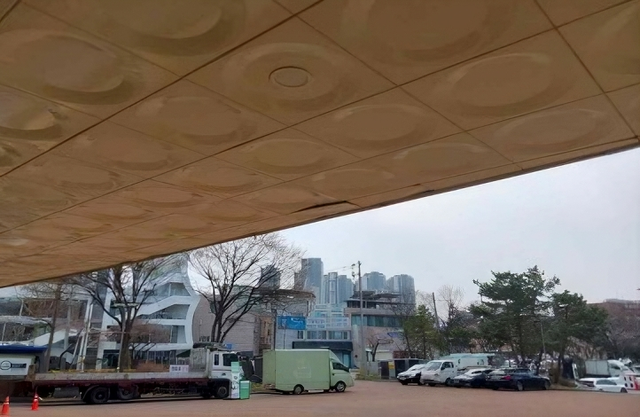 용인체육관 외부 주 출입구 상부 SMC마감재 들뜸.