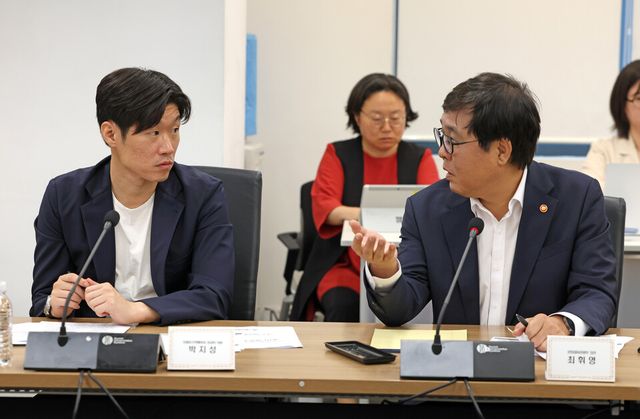 박지성 K-축구 혁신위 공동위원장과 최휘영 문화체육관광부 장관이 논의하고 있다. /문화체육관광부 제공
