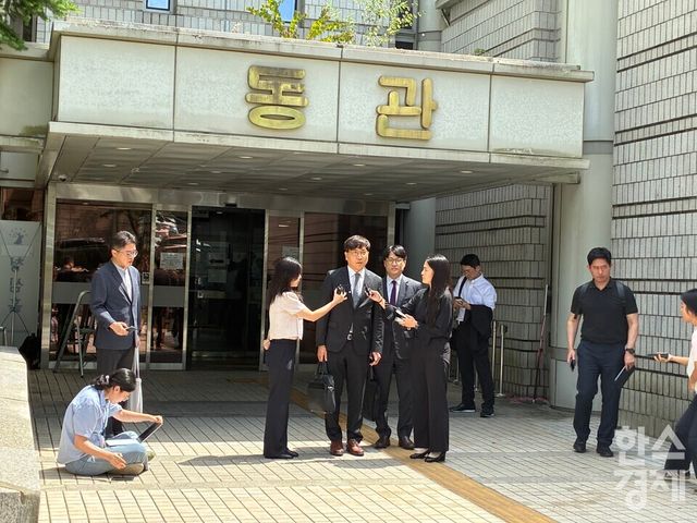 최태원 SK그룹 회장 측 법률대리인 이재근 변호사가 24일 서울고등법원에서 열린 재산분할 사건 파기환송심 선고공판을 마친 뒤 법정을 나서고 있다./박정현기자&nbsp;